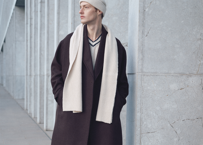 SEPTEMBER - This September smart look is all about easy layering. The relaxed Simon wool overcoat made from the Manteco mill is the perfect piece. Paired here with the Roy wool / alpaca V-neck, straight fit miles pant and the off-white Mason beanie and scarf made in 100% merino wool.